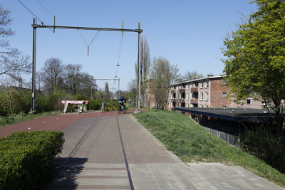 914054 Gezicht op het park Oosterspoorbaan te Utrecht (voormalige Oosterspoorweg), met rechts enkele studentenwoningen ...